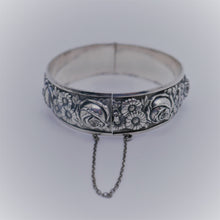 Charger l&#39;image dans la galerie, ELLDEE signé. Bracelet scandinave aux roses en argent massif. Années 1940.
