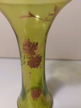 Afbeelding in Gallery-weergave laden, Groene soliflore vaas met vintage gouden decoratie
